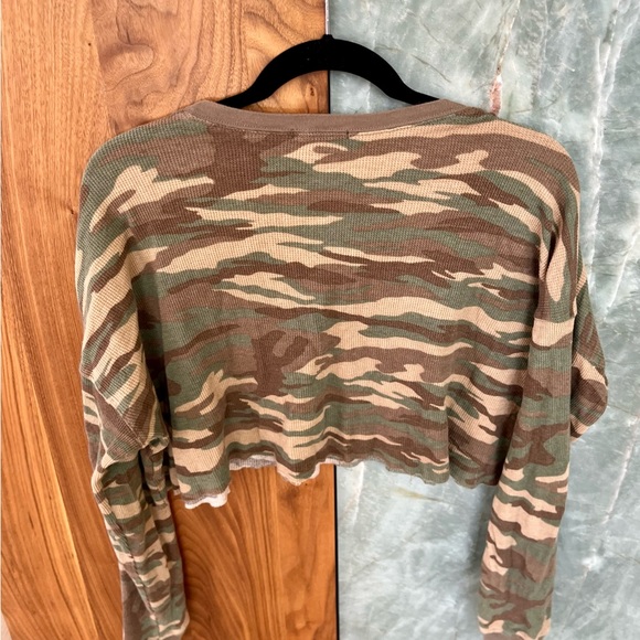 Forever 21 Camo Crop Top - Picture 2 of 3